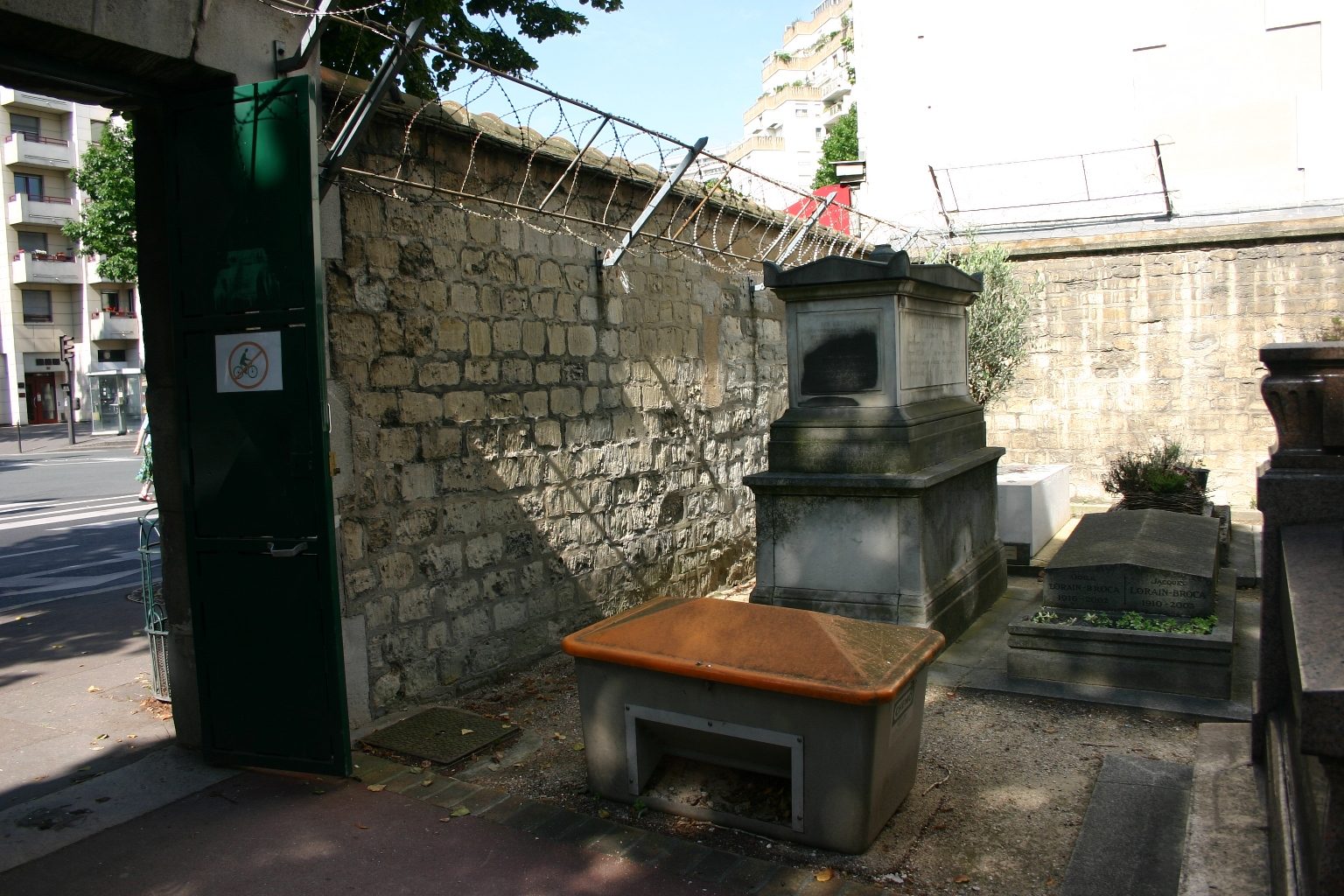 Pierre%20Paul%20Broca%27s%20tomb%2C%20Montparnasse%20Cemetery%2C%20Paris%20%281%29.JPG